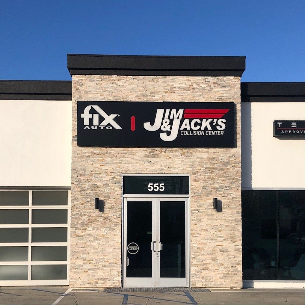 A building with the words " fix jim jack 's ".